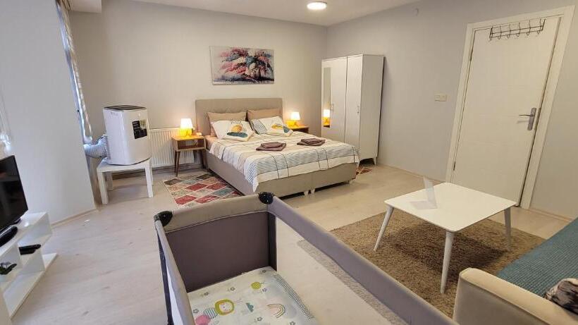 غرفة ديلوكس, Rooms In The Heart Of Sisli   1 Min To Metro   Shared Bathroom And Kitchen