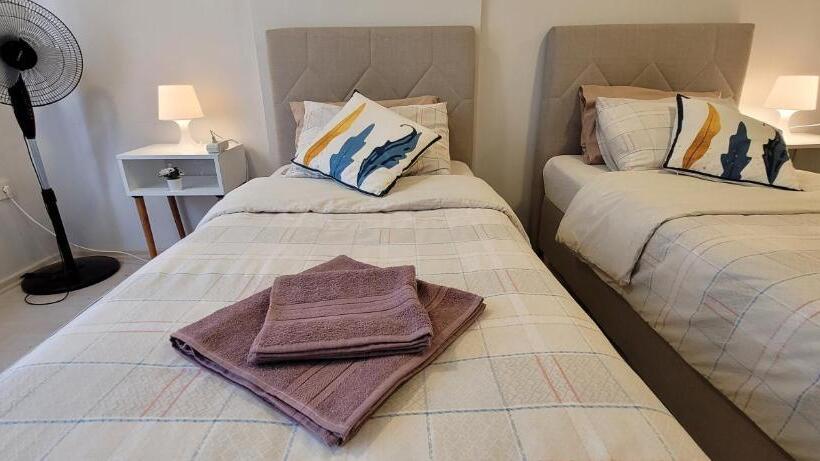 غرفة قياسية حمام مشترك, Rooms In The Heart Of Sisli   1 Min To Metro   Shared Bathroom And Kitchen