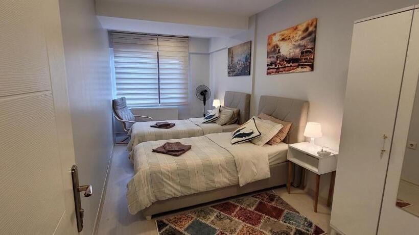 غرفة قياسية حمام مشترك, Rooms In The Heart Of Sisli   1 Min To Metro   Shared Bathroom And Kitchen