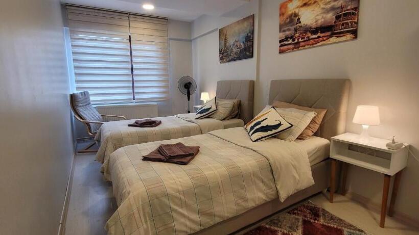 غرفة قياسية حمام مشترك, Rooms In The Heart Of Sisli   1 Min To Metro   Shared Bathroom And Kitchen