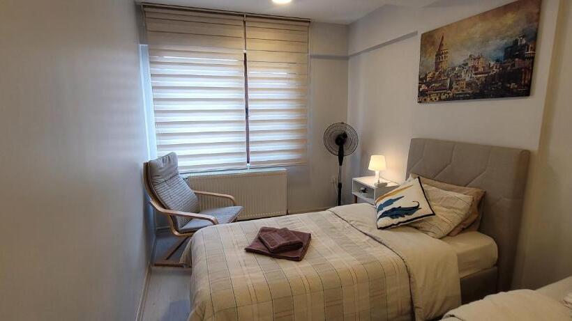 غرفة قياسية حمام مشترك, Rooms In The Heart Of Sisli   1 Min To Metro   Shared Bathroom And Kitchen