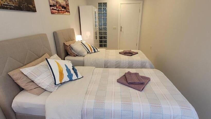 스탠다드 룸 공동 욕실, Rooms In The Heart Of Sisli   1 Min To Metro   Shared Bathroom And Kitchen