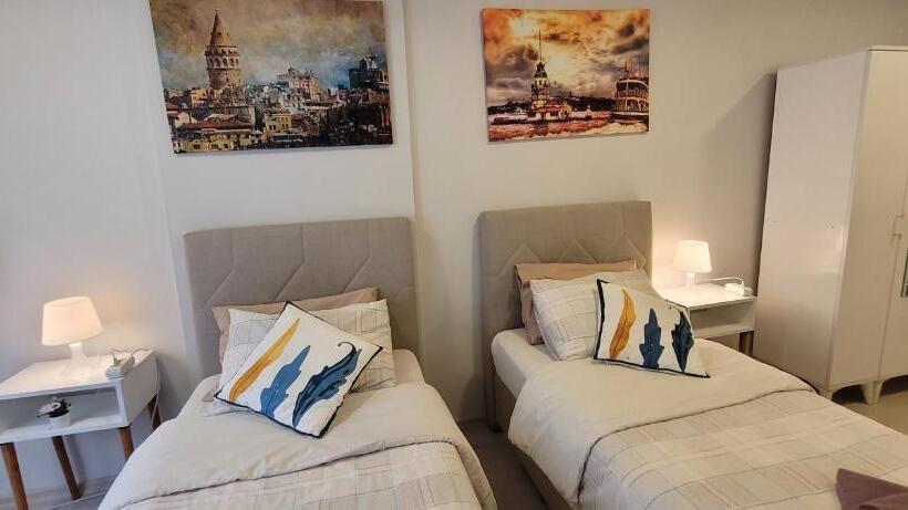 غرفة قياسية حمام مشترك, Rooms In The Heart Of Sisli   1 Min To Metro   Shared Bathroom And Kitchen