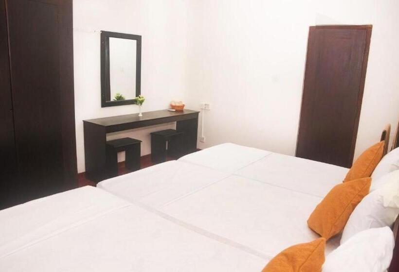 Номер Стандарт Трехместный, The Beach House Hikkaduwa