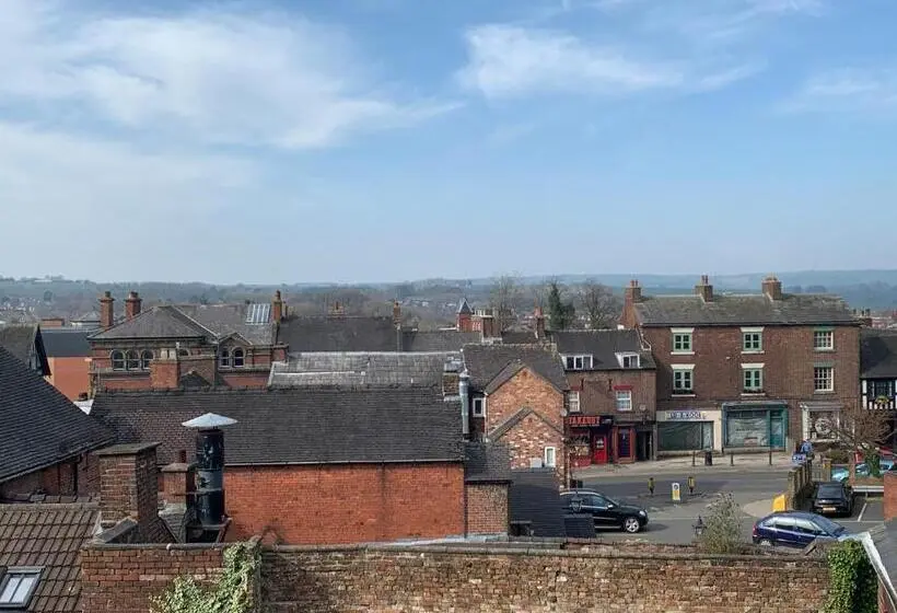 Talo 2 Makuuhuonetta, Market Place Serviced Apartments, Leek