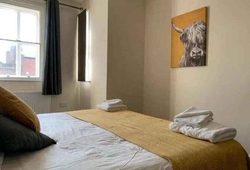Talo 2 Makuuhuonetta, Market Place Serviced Apartments, Leek