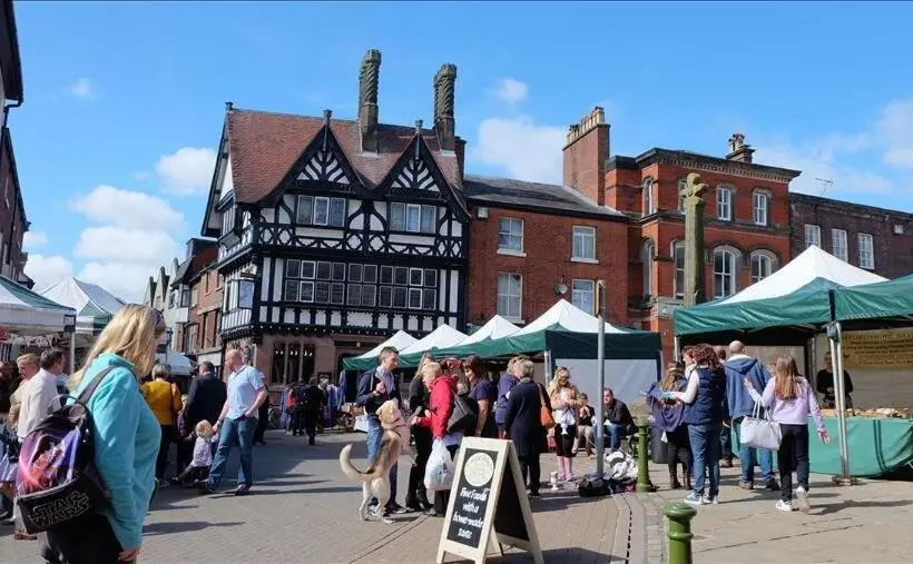 Talo 2 Makuuhuonetta, Market Place Serviced Apartments, Leek