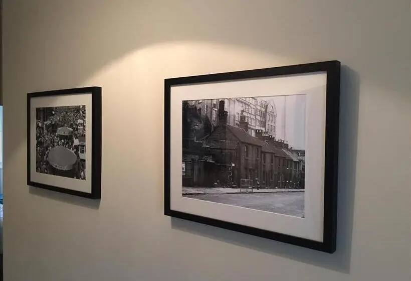 Talo 2 Makuuhuonetta, Market Place Serviced Apartments, Leek