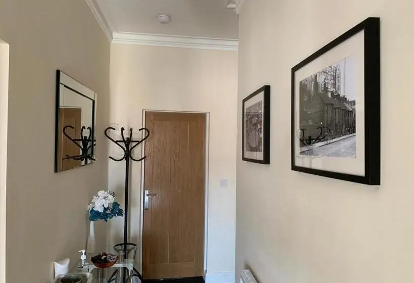 Talo 2 Makuuhuonetta, Market Place Serviced Apartments, Leek
