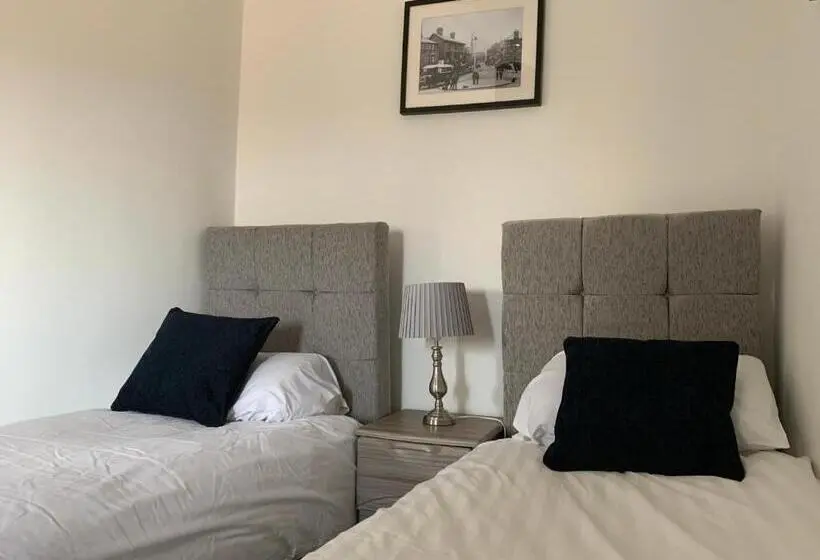 Talo 2 Makuuhuonetta, Market Place Serviced Apartments, Leek