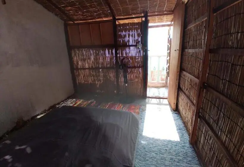 بانگلوی استاندارد با چشمانداز دریا, Michael S House