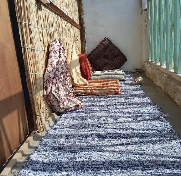 بانگلوی استاندارد با چشمانداز دریا, Michael S House