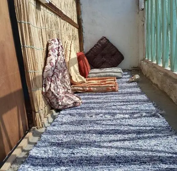 بانگلوی استاندارد با چشمانداز دریا, Michael S House