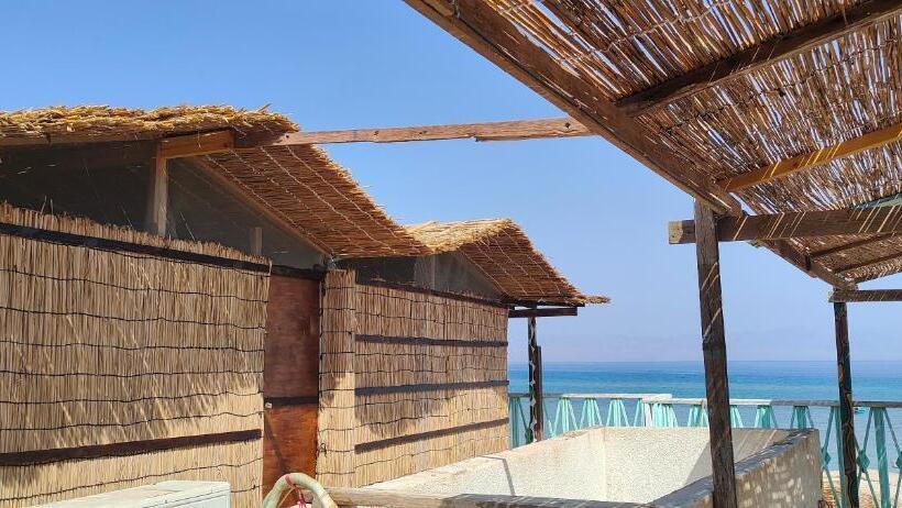 بانگلوی استاندارد با چشمانداز دریا, Michael S House