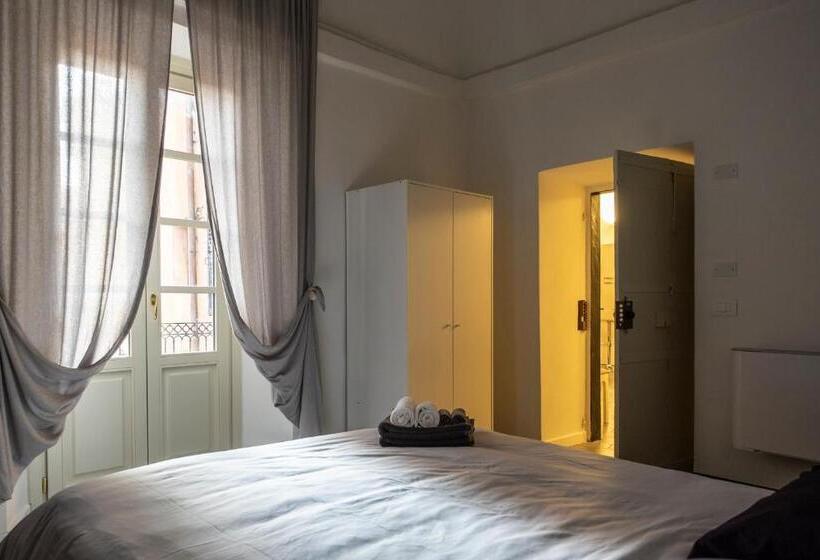 غرفة قياسية سرير كينج, Archivolto Del Teatro