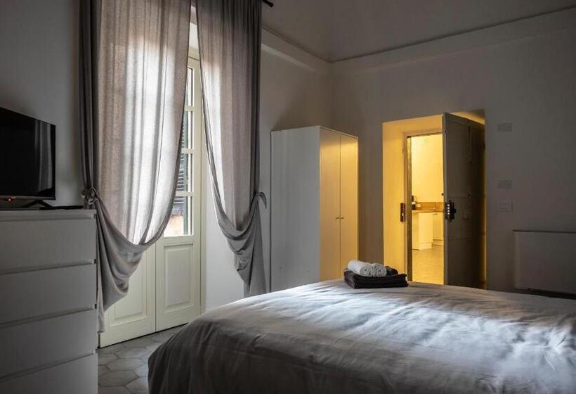 غرفة قياسية سرير كينج, Archivolto Del Teatro