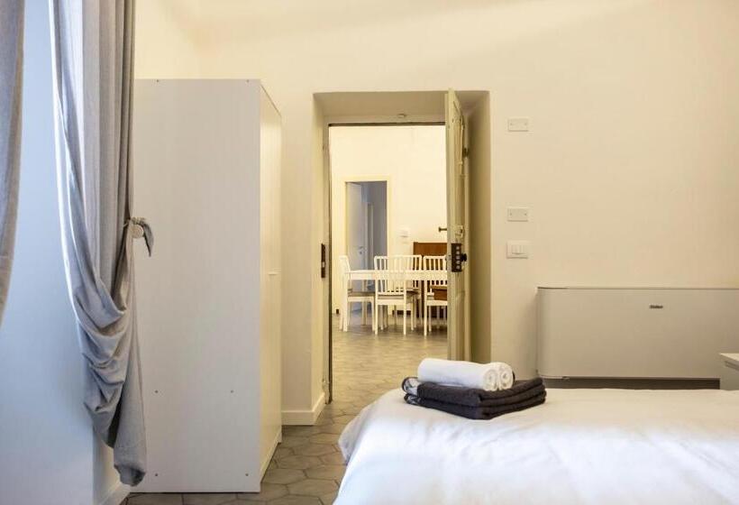 غرفة قياسية سرير كينج, Archivolto Del Teatro