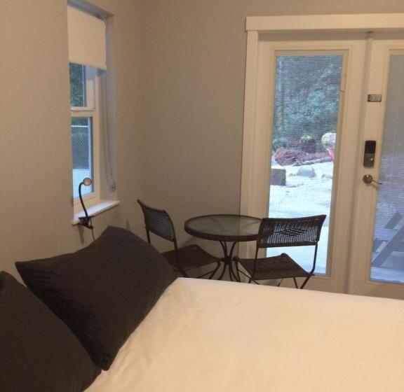 带大床的标准间, The Sand Box