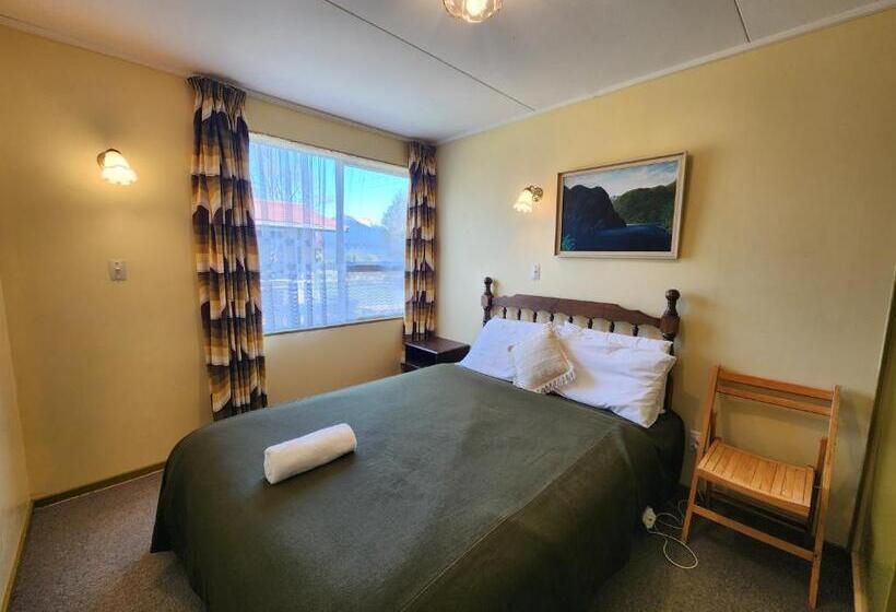 Семейный Номер, Manapouri Holiday Park