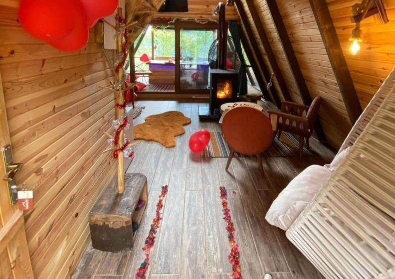 חדר סטנדרט לשלושה, Bir Nefes Dağevleri