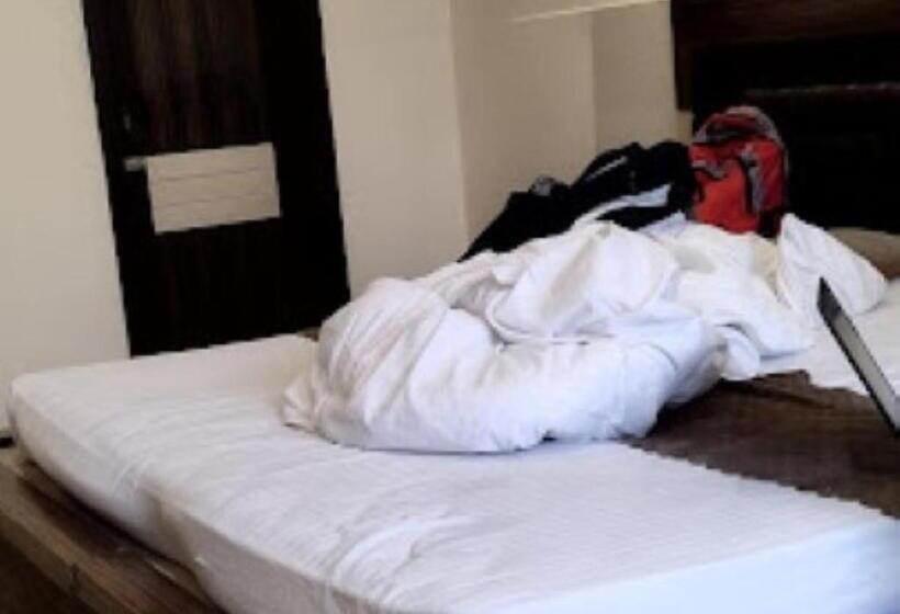 Номер Deluxe, Del