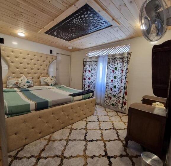 レイクビュースタンダードルーム, Neelam & Lady Of Group Of Houseboats