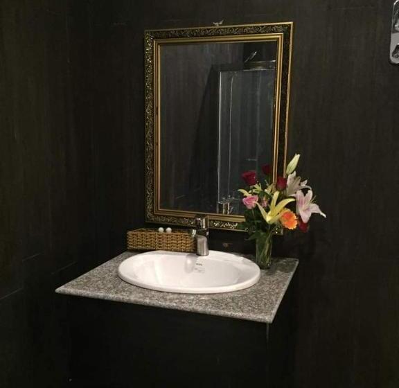 标准间, Ruby Kim Yến