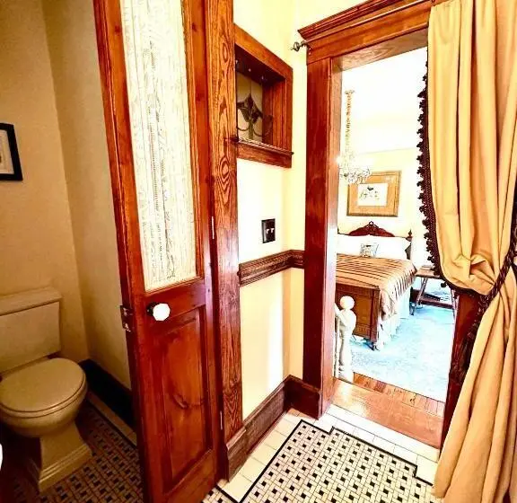 デラックスルーム, The Kate Shepard House