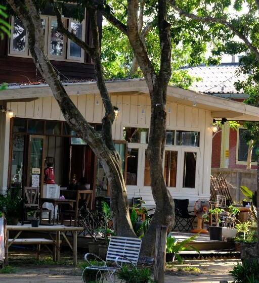 تختخواب در اتاق مشترک, Yor Song Hostel
