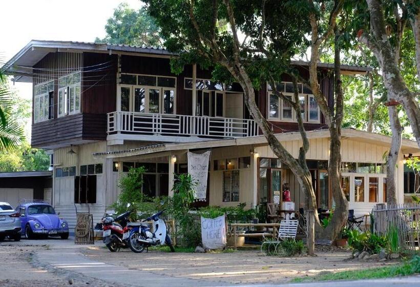 تختخواب در اتاق مشترک, Yor Song Hostel