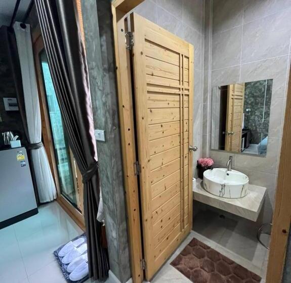 스탠다드 룸 킹사이즈 침대, Baan Pak Arom Resort Chanthaburi