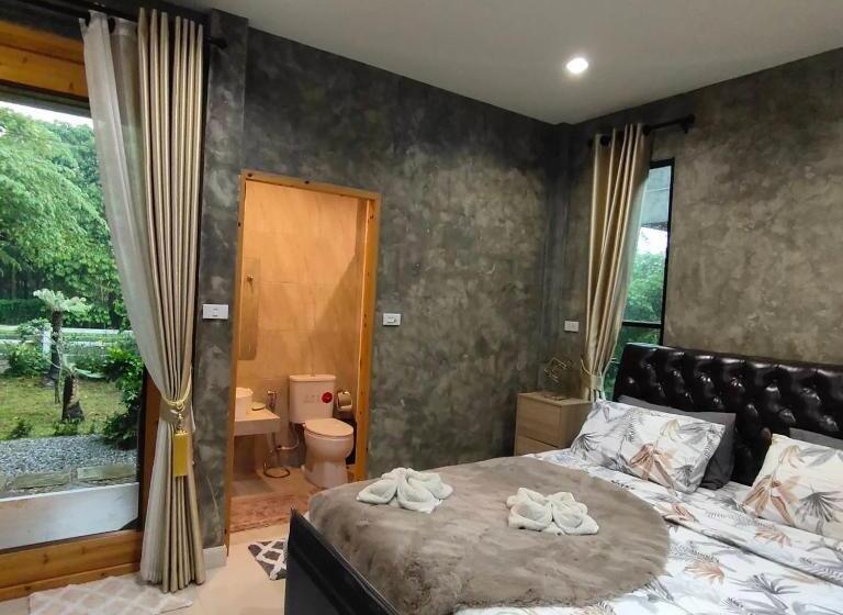 스탠다드 룸 킹사이즈 침대, Baan Pak Arom Resort Chanthaburi