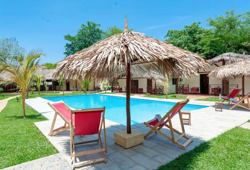 اتاق استاندارد سه تخته با چشم‌انداز استخر, Blue Sky Resort