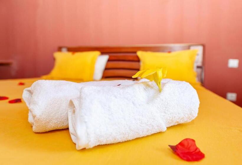 اتاق استاندارد با چشمانداز استخر, Blue Sky Resort