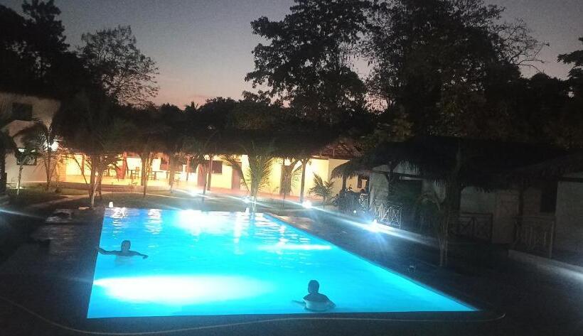 اتاق استاندارد سه تخته با چشمانداز استخر, Blue Sky Resort