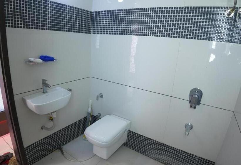 Люкс с Балконом, Fortune Penthouse 11th Floor With Sky Orbit Swimming Pool And Gym