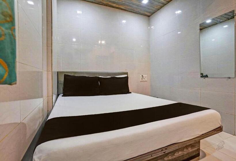 Chambre Triple Classique, Taj Lodging