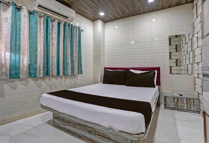 חדר קלאסי לשלושה, Taj Lodging