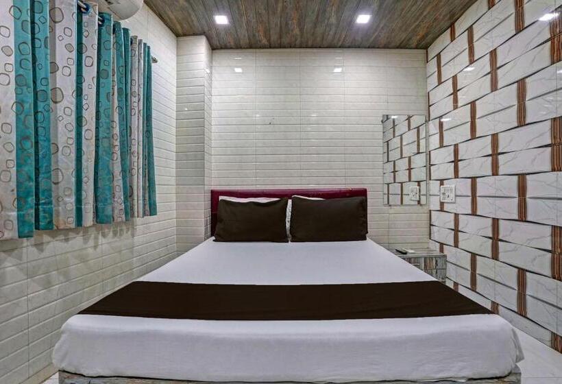 Chambre Triple Classique, Taj Lodging