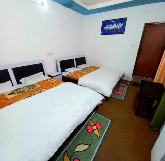 스탠다드 트리플 룸, White House Resort, Ukhimath