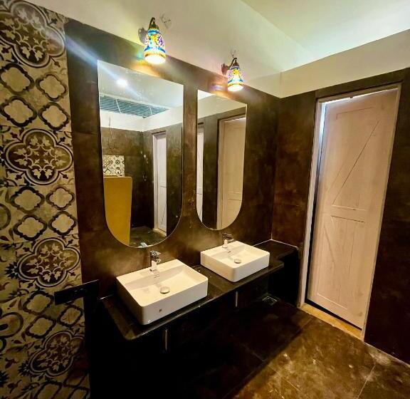 חדר סטנדרט עם מיטת קינג, Saiprasad Tiger Resort