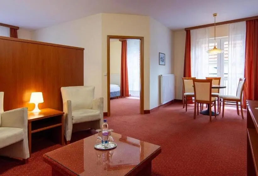 Deluxe Neljän Hengen Huone, Das Kleine Amts