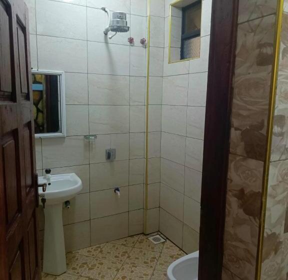 اتاق راحتی سه تخته, Oasis Hotel And Guest House. Voi