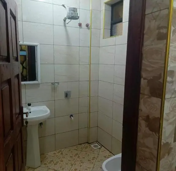 اتاق راحتی سه تخته, Oasis Hotel And Guest House. Voi
