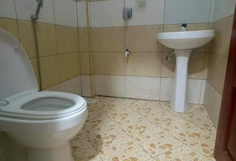 اتاق راحتی سه تخته, Oasis Hotel And Guest House. Voi