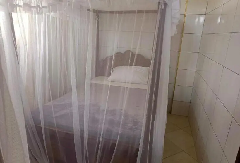 اتاق راحتی سه تخته, Oasis Hotel And Guest House. Voi