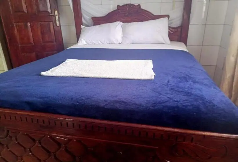 اتاق راحتی سه تخته, Oasis Hotel And Guest House. Voi