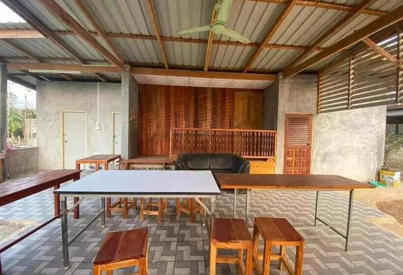 Standard Neljän Hengen Huone, เฮือนริมทุ่งมีแสน