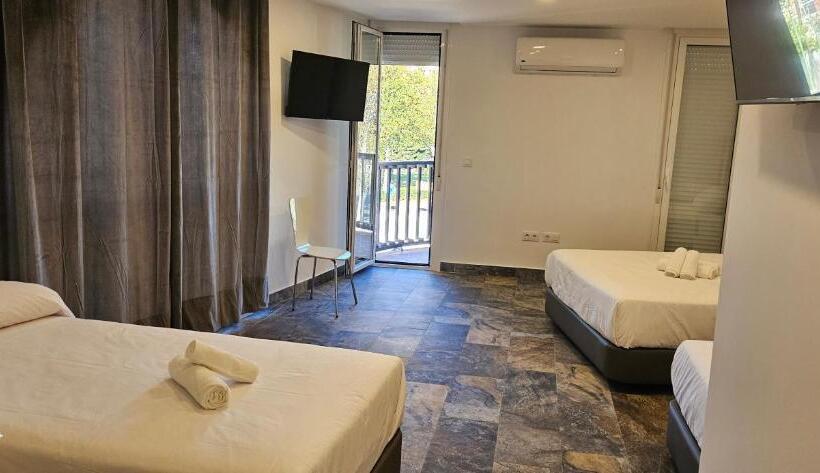 Camera Quadrupla Standard con Balcone, Hostal Nervion