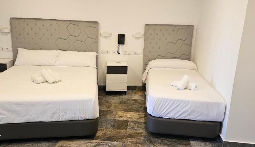 Camera Quadrupla Standard con Balcone, Hostal Nervion